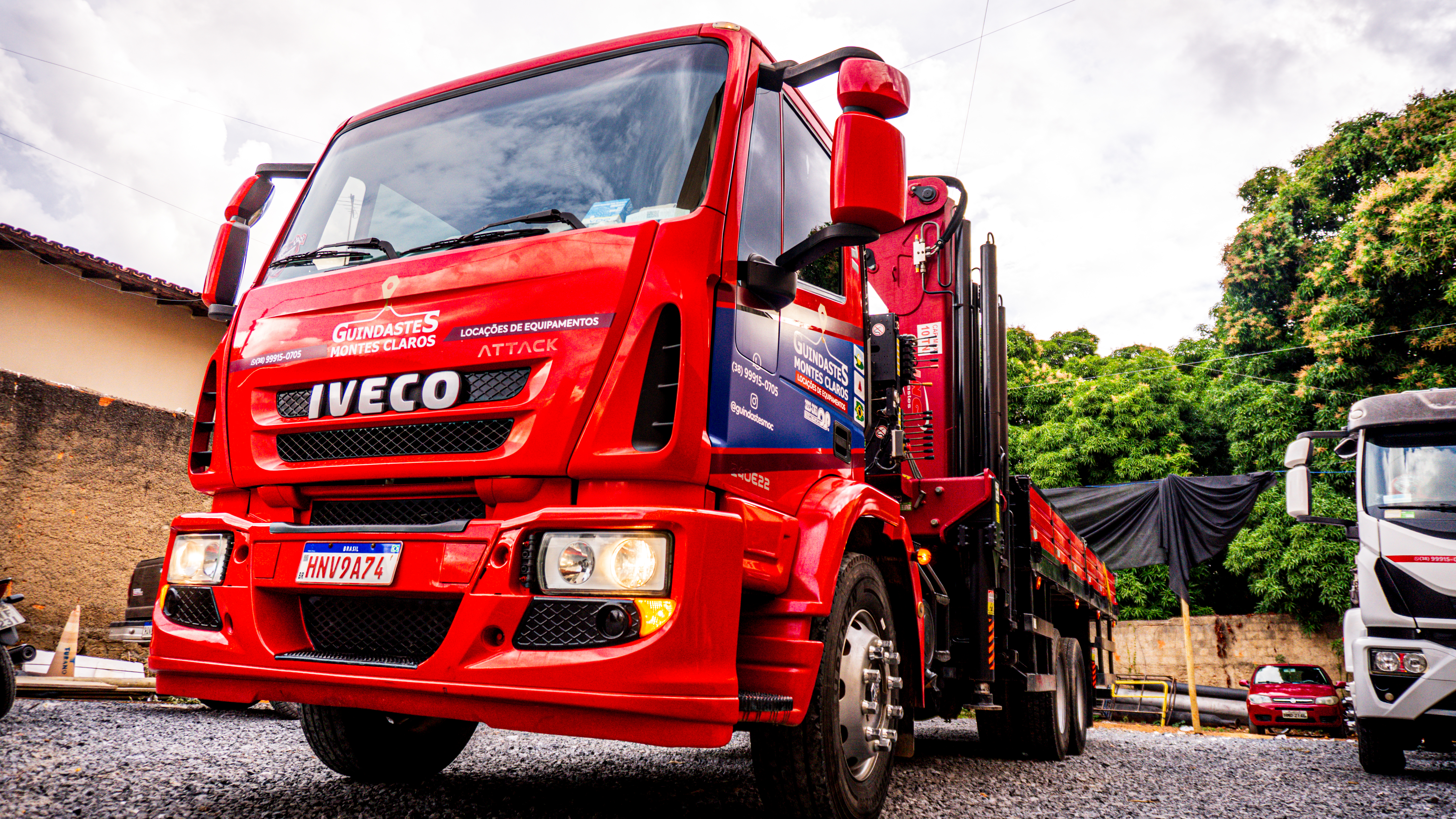 Caminhão Munck com guincho para transporte e içamento de cargas